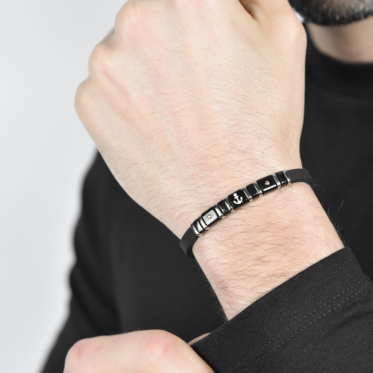 BRACCIALE UOMO SILICONE NERO CON ELEMENTI IN ACCIAIO, IP NERO E GOLD CON ANCORA