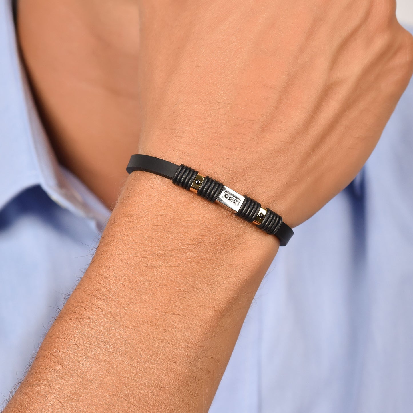 BRACCIALE UOMO IN SILICONE NERO CON ELEMENTI IN ACCIAIO IP NERO E IP GOLD