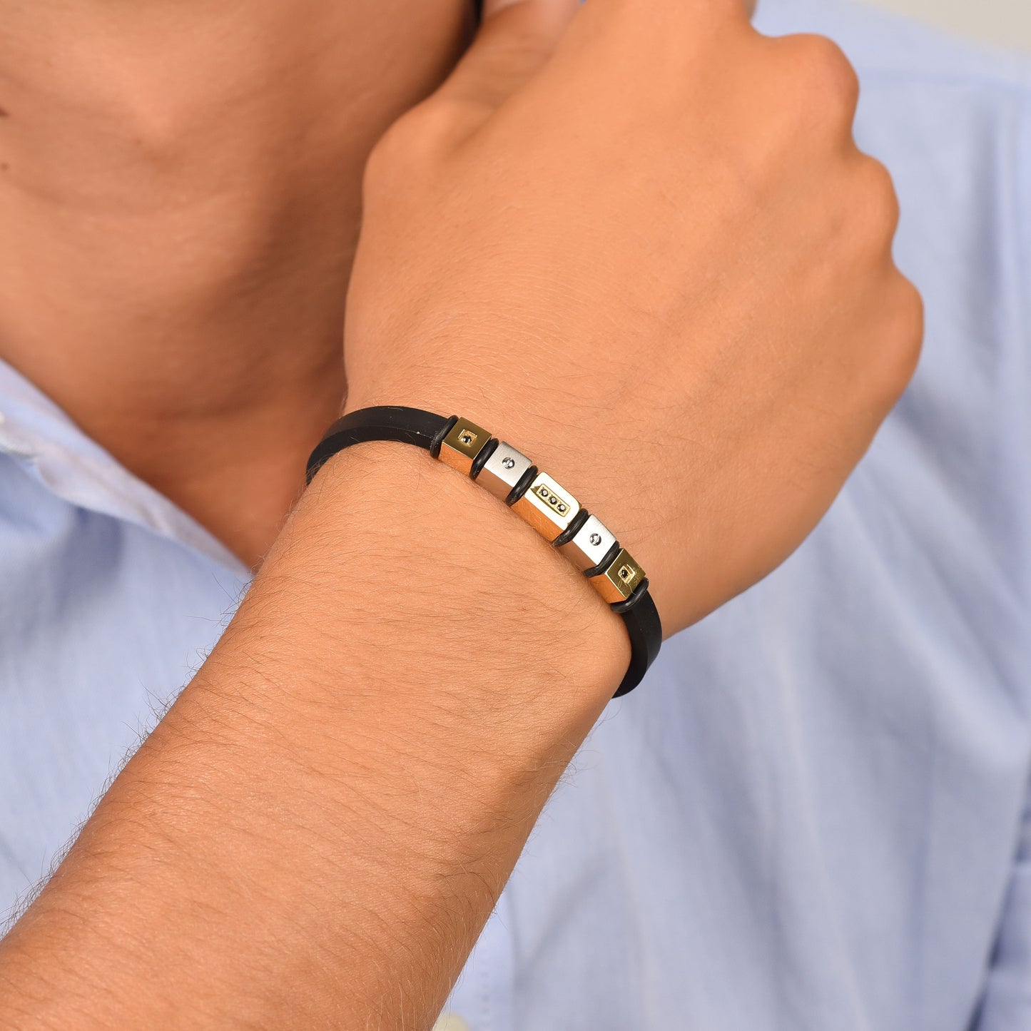 BRACCIALE UOMO IN SILICONE NERO CON ELEMENTI IN ACCIAIO E ACCIAIO IP GOLD