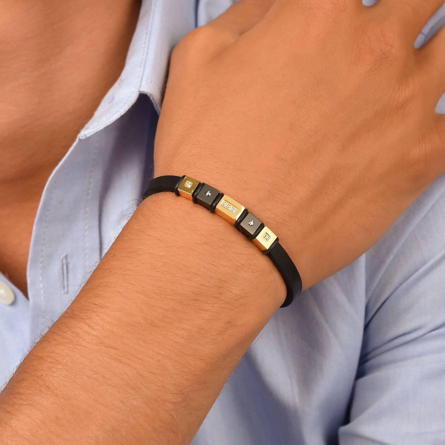 BRACCIALE UOMO IN SILICONE NERO CON ELEMENTI IN ACCIAIO IP GOLD ED IP NERO