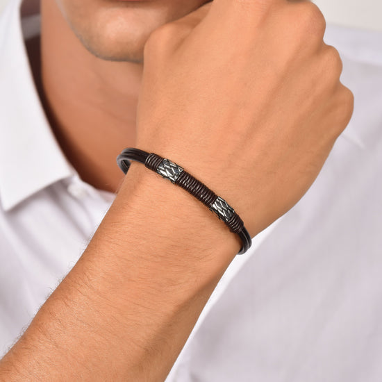 BRACCIALE UOMO IN CUOIO NERO CON ELEMENTI IN ACCIAIO