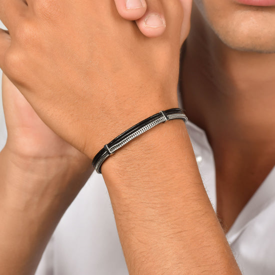 BRACCIALE UOMO IN CUOIO NERO CON ELEMENTI IN ACCIAIO