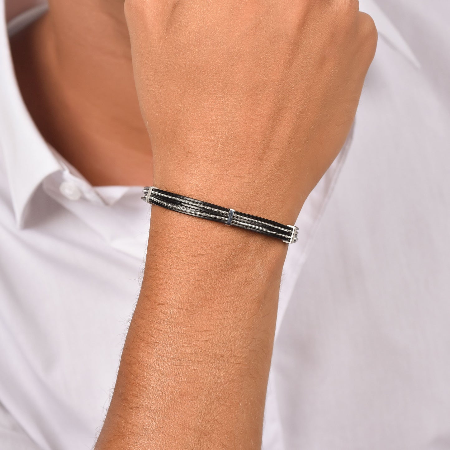 BRACCIALE UOMO IN CUOIO NERO CON ELEMENTI IN ACCIAIO