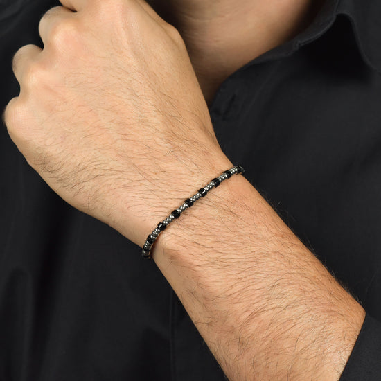 BRACCIALE UOMO IN ACCIAIO CON ELEMENTI SILVER E PIETRE NERE