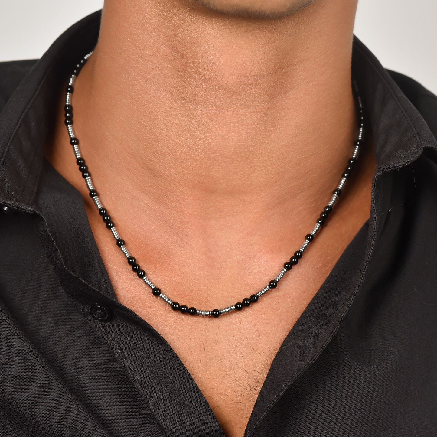 COLLANA UOMO IN ACCIAIO CON PIETRE NERE ED ELEMENTI IN ACCIAIO